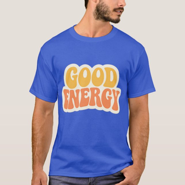 Camiseta GOOD ENERGY Retro Wavy Text – T-Shirt (Frente)