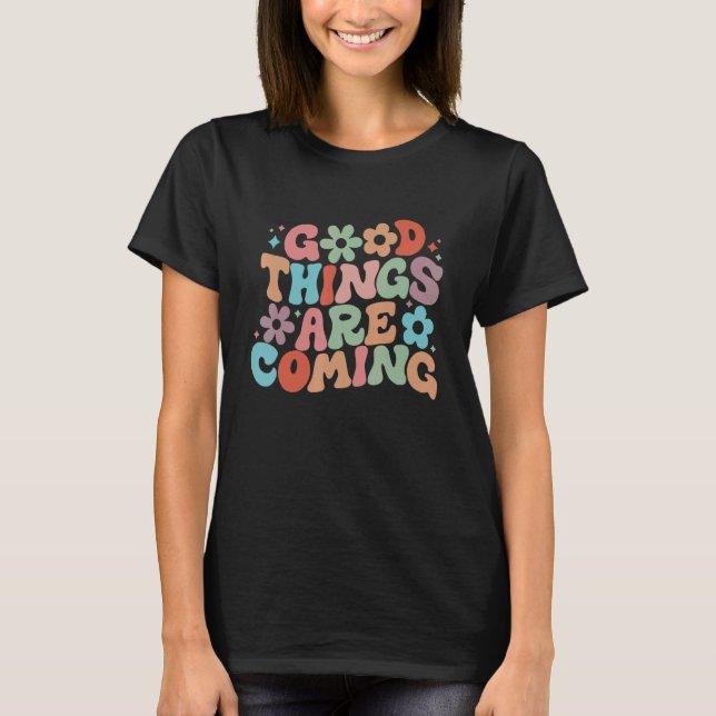 Camiseta Good Things Are Coming Spread Positivity Motivatio (Frente)