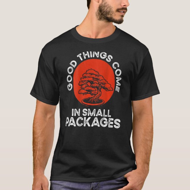 Camiseta Good Things Come In Small Packages Backprint Bonsa (Frente)