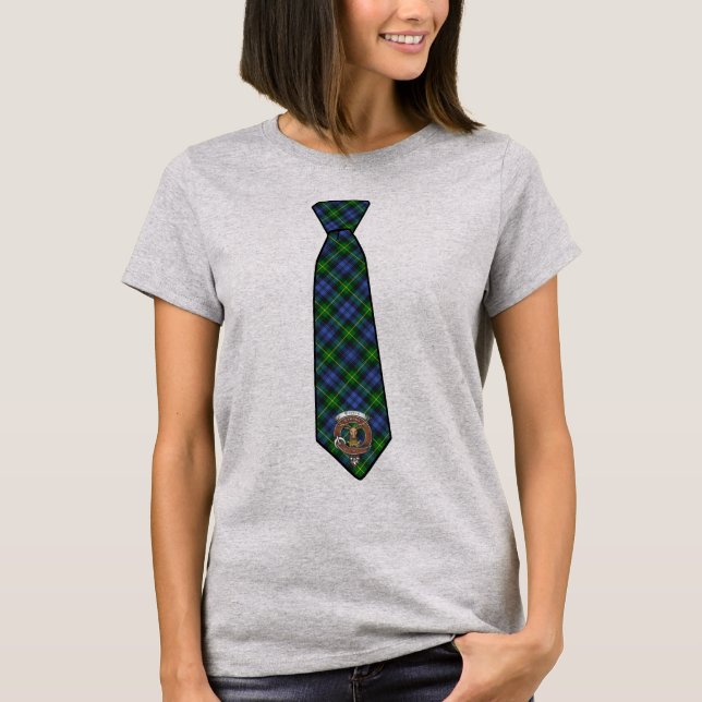 Camiseta Gordon Tartan Necktie com Crachá feminino (Frente)