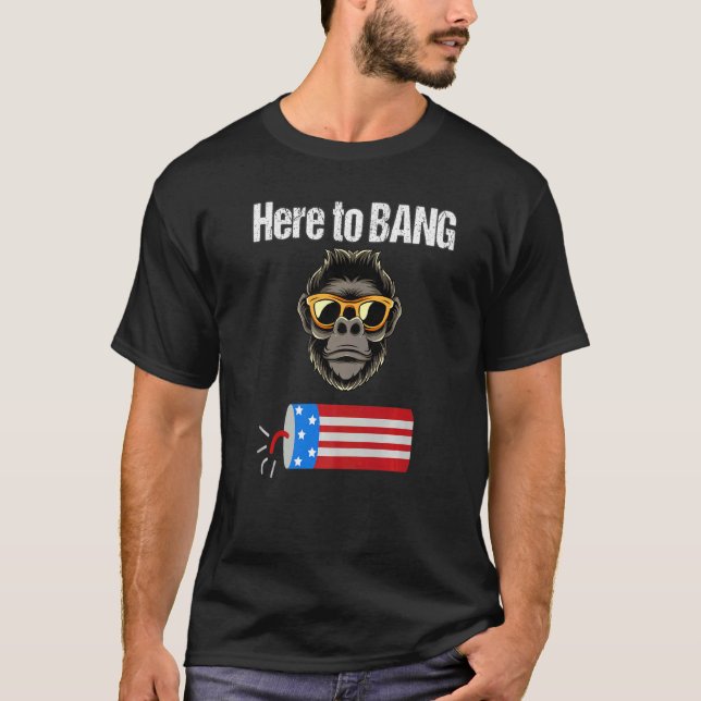 Camiseta Gorilla Monkey USA Flag 4 De Julho Estou Aqui Para (Frente)