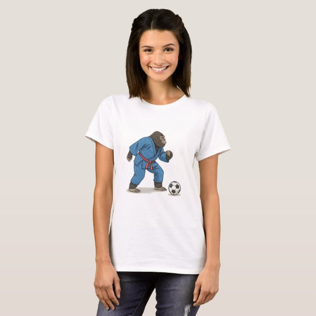 Camiseta Gorilla playing soccer in karate kimono (Frente Completa)