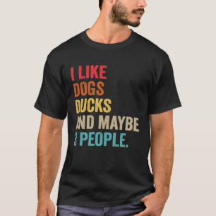 Camiseta Gosto de Cães Patos e talvez três pessoas.