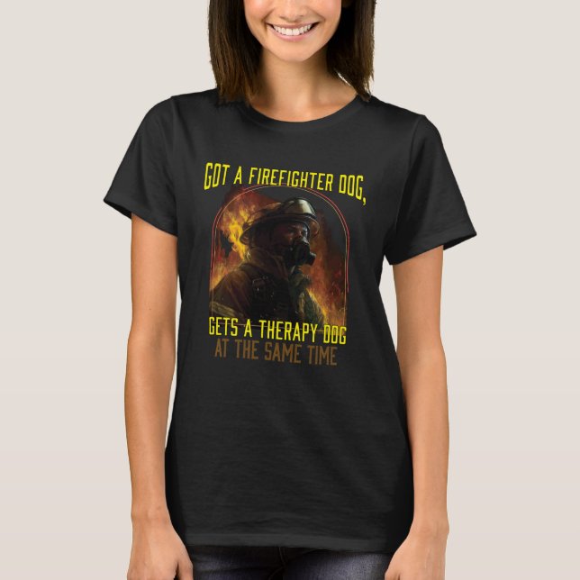 Camiseta Got A Firefighter Dog Get´s A Therapy Dog At The S (Frente)