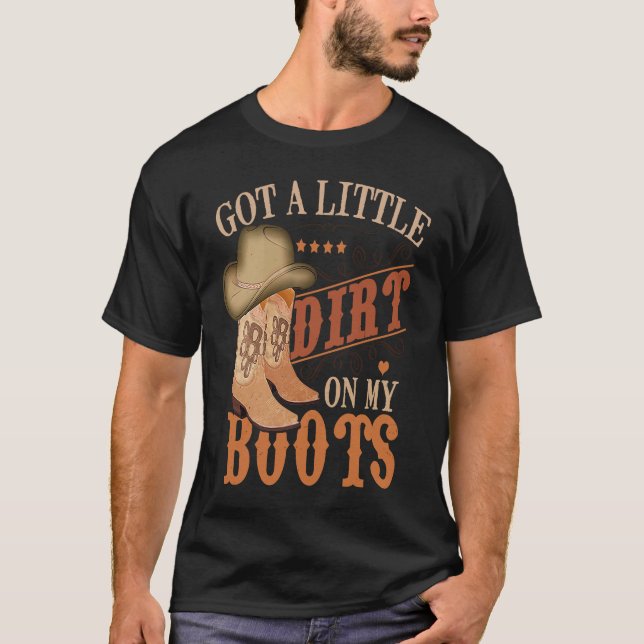 Camiseta Got Little Dirt On My Boots Funny Country Music Lo (Frente)