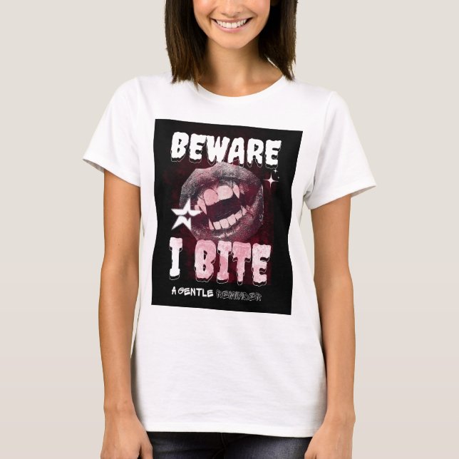 Camiseta Goth Vampire T-Shirt BEWARE I BITE | Spooky Fangs  (Frente)