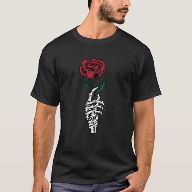 Camiseta Gothic Rose & Skeleton Hand Design — Dark Romantic (Frente)
