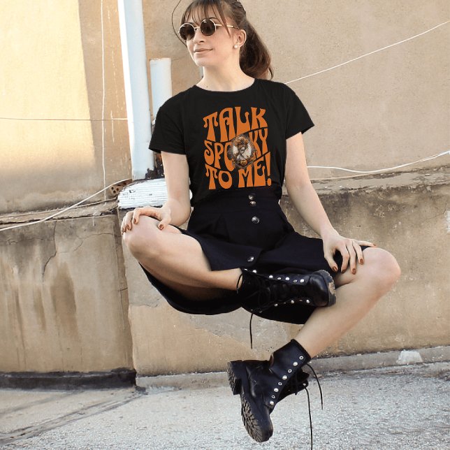 Camiseta Gótica Fala Mal De Mim Feiticeiro De Pumpkin (Talk Spooky to Me Halloween Queen Spooktacular Design)