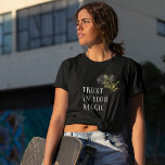 Camiseta Gótica Rosa Confie Em Sua Magia<br><div class="desc">Camiseta gótica e escura com ilustração de rosas pretos com um texto que diz "confiança em sua magia."</div>