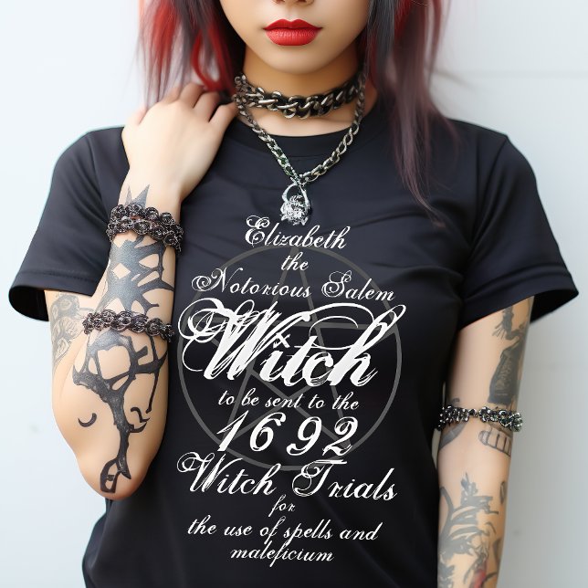 Camiseta Gótico de Julgamentos de Bruxas de Salem Personali (Put yourself in the shoes of a Famous Witch in the Salem Witch Trials. Ideal for a hoot at Halloween)