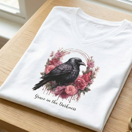 Camiseta Gótico Floral de Corvo Academia Sombria Decote V