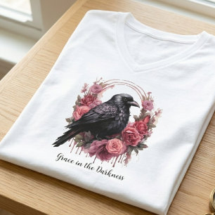 Camiseta Gótico Floral de Corvo Academia Sombria Decote V