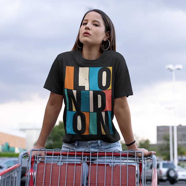 Camiseta Grã-Bretanha Londres (Women playing with a cart on parking lot.)