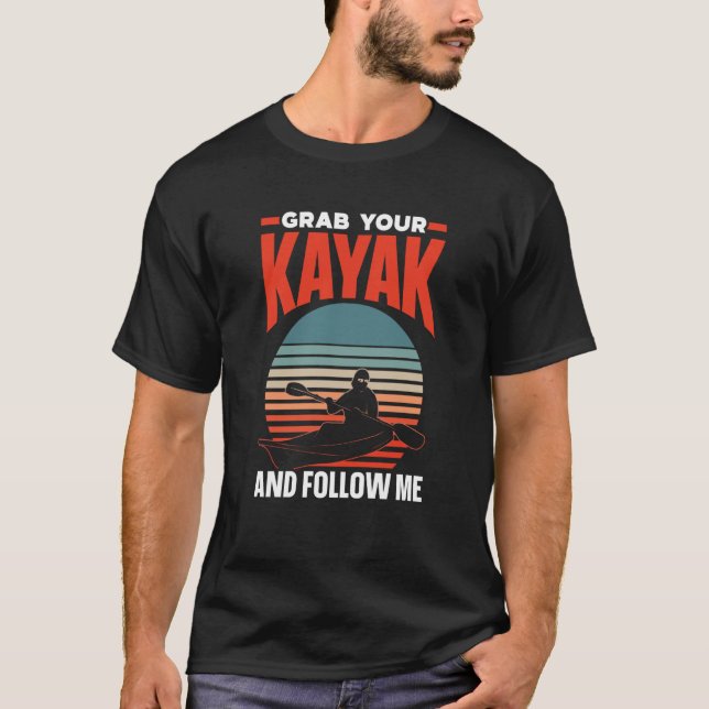 Camiseta Grab Your Kayak And Follow Me Kayaking Hobby Kayak (Frente)