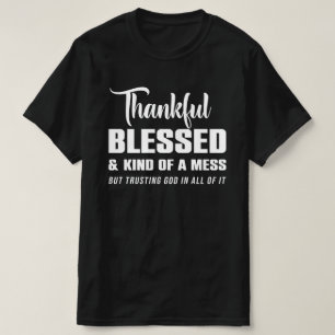 Camiseta Graças Abençoado Tipo Menos Mas Que Deus Confiante