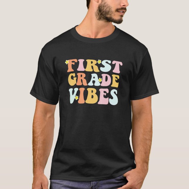Camiseta Grade 1 Teachers  Students   First Grade Vibes (Frente)