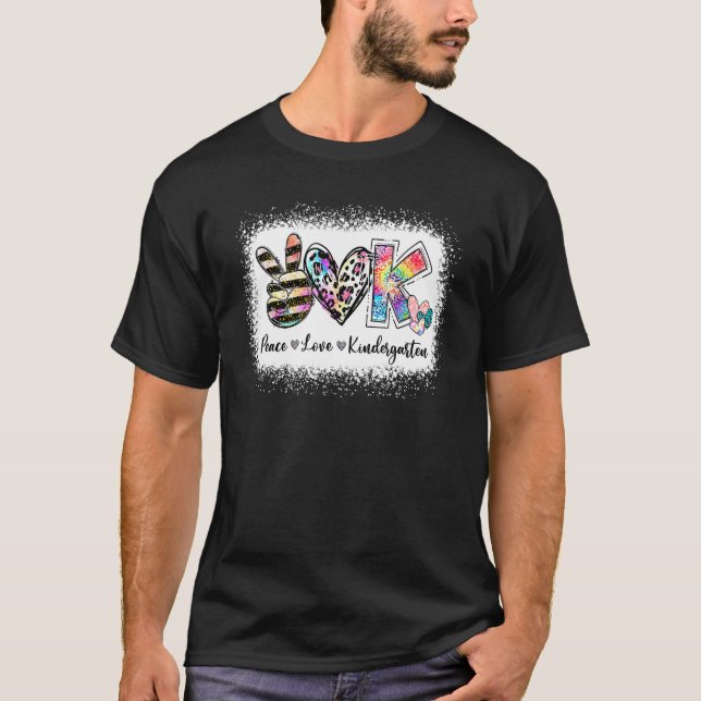 Camiseta Grade Teacher Peace Love Kindergarten Team Kinder  (Frente)