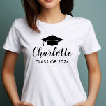 Camiseta Graduação de Foto com Nome de Script Preto Moderno<br><div class="desc">A camisa de festa de formatura comemora o formando com um design simples e na moda que inclui o nome do formando no roteiro moderno e seu ano de aula, acentuado com um boné de formatura. O espaço para uma foto opcional é incluído na parte de trás da camisa -...</div>