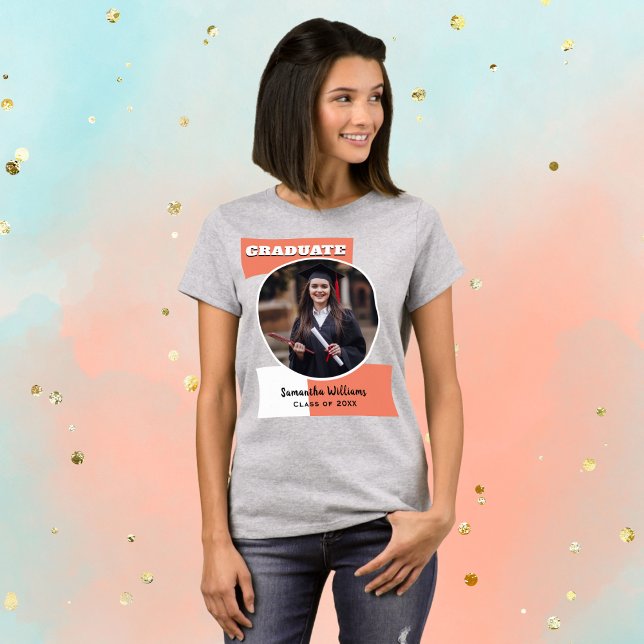 Camiseta Graduação de Pêssego Moderno de Foto Personalizada (A T-shirt for a new graduate, with your own photo and text on the front and back)