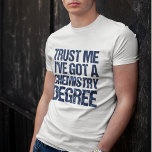 Camiseta Graduação de Química Engraçada Humor Formando Chem<br><div class="desc">Confie em mim,  tenho um diploma de Química. Um presente de formatura química engraçada para um cientista que trabalha com estudo de matéria e experimentos. Um legal formando científico presente em azul.</div>