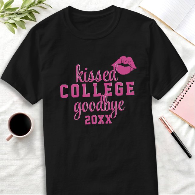 Camiseta Graduação do Ano de Adeus à Faculdade Kissed (Kissed college goodbye? Here's your shirt! Just add your class year!)