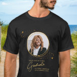 Camiseta Graduação Dourada de Foto do Formando Personalizad<br><div class="desc">Parabéns na formatura do seu filho! Como mãe orgulhosa, você merece mostrar seu amor e apoio com uma camiseta personalizada. Este elegante design moderno chic apresenta uma imagem de estrelas douradas mostrando sua foto favorita do seu formando. Quer seja do segundo grau, da faculdade ou da universidade, esta camisa é...</div>