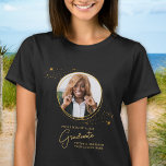 Camiseta Graduação Dourada de Foto do Formando Personalizad<br><div class="desc">Parabéns na formatura do seu filho! Como mãe orgulhosa, você merece mostrar seu amor e apoio com uma camiseta personalizada. Este elegante design moderno chic apresenta uma imagem de estrelas douradas mostrando sua foto favorita do seu formando. Quer seja do segundo grau, da faculdade ou da universidade, esta camisa é...</div>