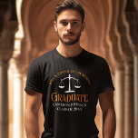 Camiseta Graduação em Faculdade de Direito Personalizada -<br><div class="desc">Esta camiseta de graduação da escola de direito negro personalizada apresenta tipografia laranja para uma classe de formando 2024. Personalize com seu ano de graduação,  sob a escala de justiça,  um excelente de advogado comemorativo personalizado para sua faculdade ou universidade.</div>