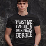 Camiseta Graduação em MBA da Ensino de Negócios Engraçado<br><div class="desc">Confie em mim,  tenho um curso de negócios. Um presente de humor de graduação para um formando que ganhou um mestrado em administrações de negócios de uma faculdade ou universidade. Uma citação engraçada de um empresário,  empresário ou empresário.</div>