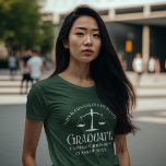 Camiseta Graduação na Faculdade de Direito Verde Personaliz<br><div class="desc">Esta camiseta de graduação da escola de direito verde personalizada apresenta tipografia branca para uma classe de formando 2024. Personalize com seu ano de graduação,  sob a escala de justiça,  um excelente de advogado comemorativo personalizado para sua faculdade ou universidade.</div>