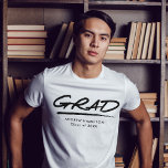 Camiseta Graduação Personalizada de Formando Anulado Modern<br><div class="desc">Camisa de graduação de 2023 com "Formando" em letra manuscrita preta com sublinhado tracejado. Personalize a camiseta moderna de graduação adicionando o nome do formando e o ano de graduação.</div>