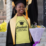 Camiseta Graduação Personalizada do Formando Amarelo<br><div class="desc">Estas modernas t-shirts de formando mais velho personalizadas amarelas apresentam o seu nome de segundo grau ou de universidade para a classe de 2025. Personalize com o seu ano de graduação com o script manuscrito em chic e o boné de formando preto para um excelente personalizado de festa de formatura....</div>