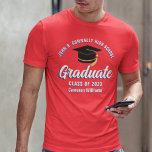 Camiseta Graduação Personalizada do Formando Azul Branco Ve<br><div class="desc">Esta camiseta moderna de formando vermelha, branca e azul personalizada apresenta a tipografia clássica do seu segundo grau ou nome da faculdade para a classe de 2023. Personalize com o seu ano de graduação com o script de chic manuscrito e o boné de formando preto para um presente de graduação...</div>