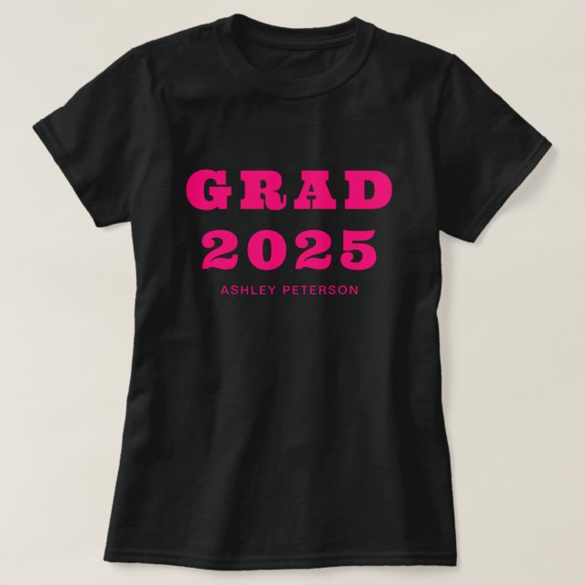 Camiseta Graduação Rosa Moderna com Tipografia Retroativa a (Frente do Design)