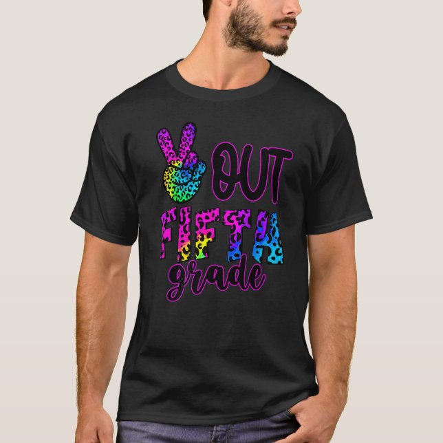 Camiseta Graduação - Sign Out Peace Out Quinto Grau Tie Dye (Frente)