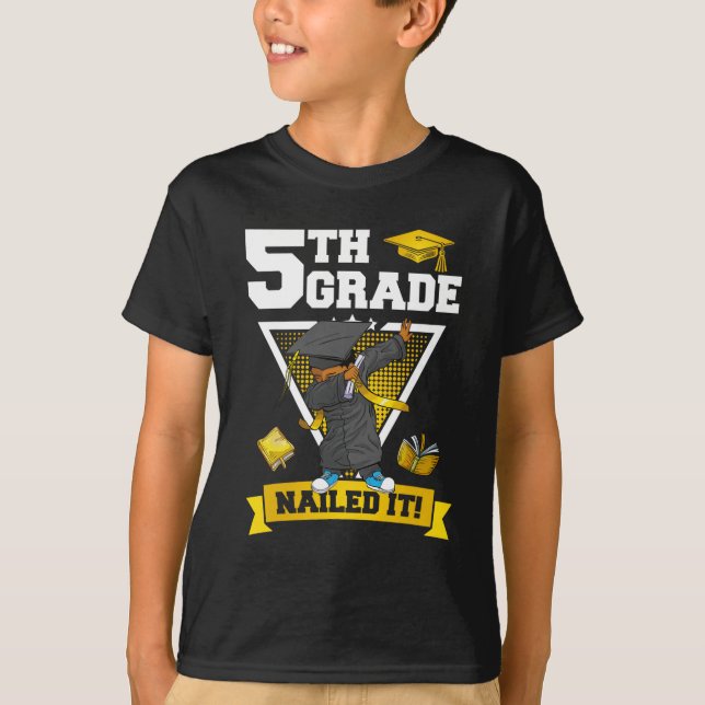 Camiseta Graduation Boy 5th Grade Nailed It Cl Of 2024  (Frente)