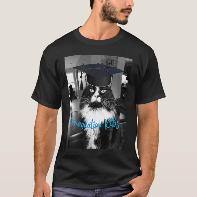 Camiseta Graduation Kitty Black and White Cat in Graduating (Frente)