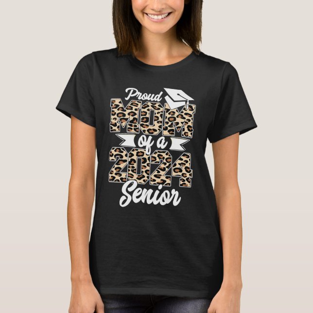Camiseta Graduation Leopard  Proud Mom of a 2024 Senior Cla (Frente)