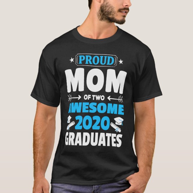 Camiseta Graduation  Proud Mom of Two Awesome 2020 Graduate (Frente)