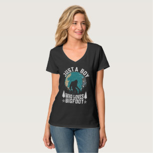 Camiseta gráfica Bigfoot Moon para mulheres.