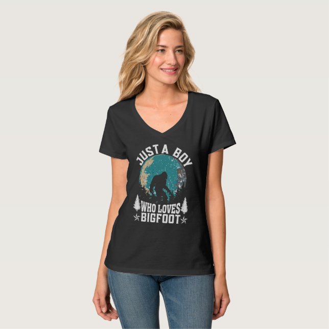 Camiseta gráfica Bigfoot Moon para mulheres. (Frente Completa)