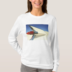 Camiseta Gráfica: Close-up da barbatana e luz traseira em