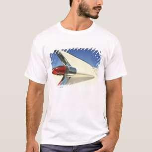 Camiseta Gráfica: Close-up da barbatana e luz traseira no