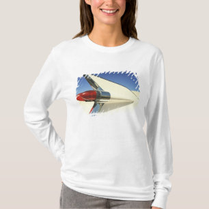Camiseta Gráfica: Close-up da barbatana e luz traseira no