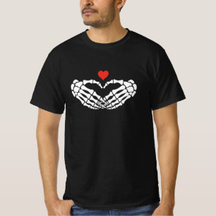 Camiseta Gráfica com Mãos de Esqueleto e Coração