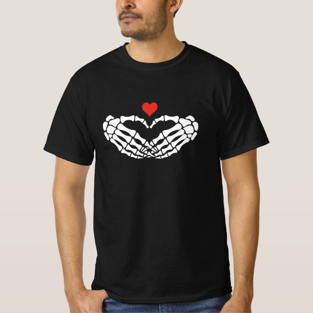 Camiseta Gráfica com Mãos de Esqueleto e Coração (Frente)