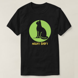 Camiseta Gráfica de Gato Preto na Lua da Turno Not