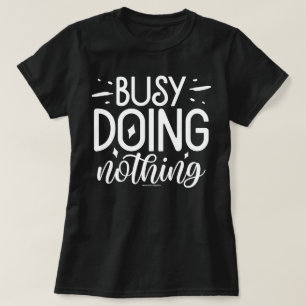 Camiseta Gráfica Divertida – Ocupado Fazendo Nada