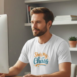 Camiseta Gráfica “Ela É Meu Caos”