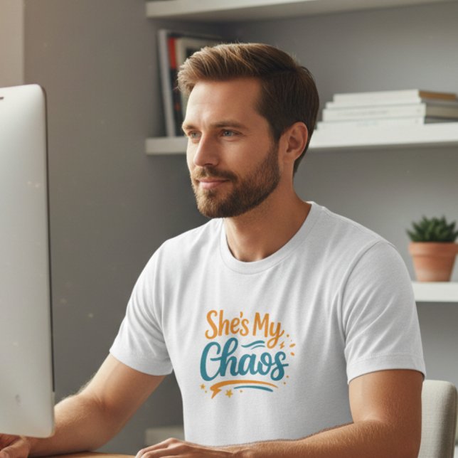 Camiseta Gráfica “Ela É Meu Caos” (Criador carregado)